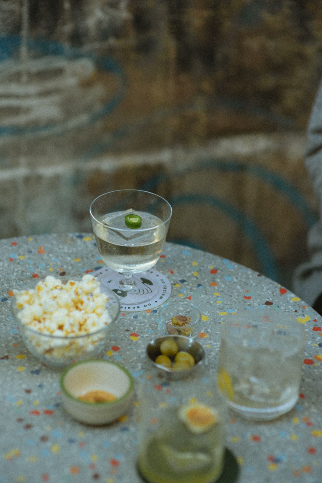 Cocktail su un tavolino
